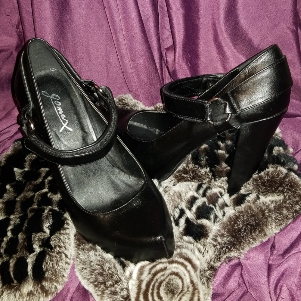 💋SEXY 5 in. Black strappy Heels 7.5